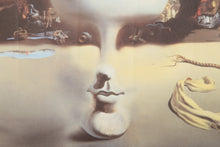 Apparition d'un visage et d'un compotier sur une plage