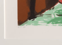 Femme Accoudée au Drapeau Bleu et Rouge