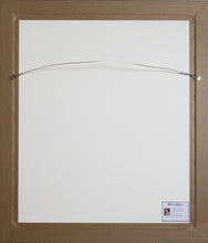 Femme Accoudée au Drapeau Bleu et Rouge