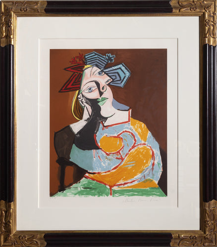 Femme Accoudée au Drapeau Bleu et Rouge