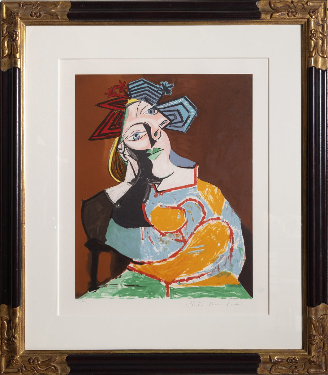 Femme Accoudée au Drapeau Bleu et Rouge