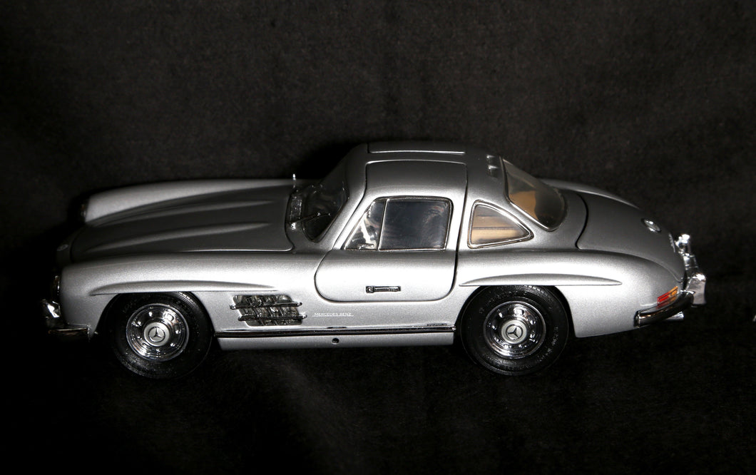 Precision Models: 1954 Mercedes 300 SL Metal | The Franklin Mint,{{product.type}}